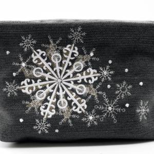 Weihnachts Utensilo bestickt Schneeflocke aus recycelten Polsterstoff Stoffkörbchen Bild 3