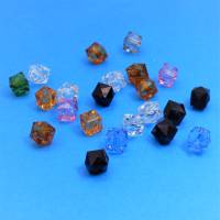 Perlensortiment bunt, 50 Würfelperlen, 9-10mm, facettiert, kristallklar, opak, glänzend, Acrylperlen, Farbenmix, DIY Bild 1