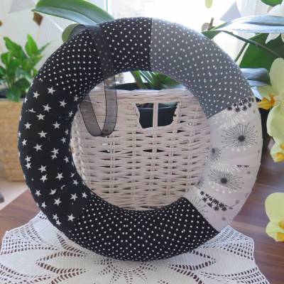 Türkranz schwarz grau ganzjährig Kranz Deko Landhaus Patchwork Wanddeko Einzelstück