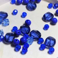 Perlensortiment Blau, 50 Acrylperlen, facettiert, transluzent, glänzend und opak, Perlenmix, Bild 1