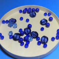 Perlensortiment Blau, 50 Acrylperlen, facettiert, transluzent, glänzend und opak, Perlenmix, Bild 2