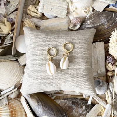 Ohrringe „Beach“ gold - Goldfarbene Edelstahl-Creolen mit kleiner Kauri-Muschel