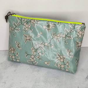 Kulturtasche in mintgrün mit Blumenranken Bild 1