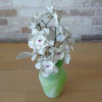 Papierblumen - kleiner Strauß mit 5-blättrigen Blüten // Papierblüten aus Buchseiten // Dekoration Bild 4