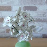 Papierblumen - kleiner Strauß mit 5-blättrigen Blüten // Papierblüten aus Buchseiten // Dekoration Bild 5