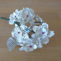 Papierblumen - kleiner Strauß mit 5-blättrigen Blüten // Papierblüten aus Buchseiten // Dekoration Bild 6
