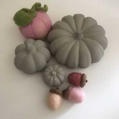 Herbstzeit - Kürbiszeit Großer Kürbis aus Beton, grau, Durchmesser 12,5 cm