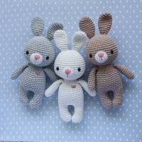 Kuscheltier gehäkeltes Häschen Hase Mini grau, weiß oder beige aus Baumwolle Handarbeit tolles Geschenk für Kinder Bild 1