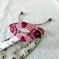 bezauberndes Makramee Armband in rosa und beere mit Metallperlen und einer transparentrosa Schmuckperle Bild 1