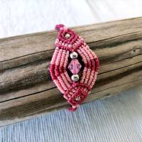 bezauberndes Makramee Armband in rosa und beere mit Metallperlen und einer transparentrosa Schmuckperle Bild 2