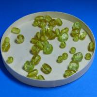 45 Resinperlen zartgrün, mit Goldfäden, Formenmix, Schmuckperlen, DIY, Perlensortiment Bild 1