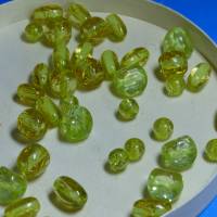 45 Resinperlen zartgrün, mit Goldfäden, Formenmix, Schmuckperlen, DIY, Perlensortiment Bild 2