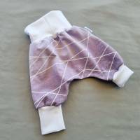 violett weißes Baby Set in Gr. 56/62 oder 68/74,  lila Mitwachshose mit Lätzchen, Pumphose für Mädchen oder Jungen Bild 3