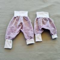 violett weißes Baby Set in Gr. 56/62 oder 68/74,  lila Mitwachshose mit Lätzchen, Pumphose für Mädchen oder Jungen Bild 4