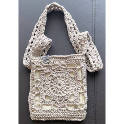 Kleine Granny Squares Boho Einkaufstasche gehäkelt aus recycelter Baumwolle mit eingenähter Innentasche