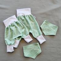 grün weißes Baby Set in Gr. 56/62 oder 68/74,  Mitwachshose mit Lätzchen, Pumphose für Madchen oder Jungen Bild 1