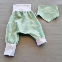 grün weißes Baby Set in Gr. 56/62 oder 68/74,  Mitwachshose mit Lätzchen, Pumphose für Madchen oder Jungen Bild 4
