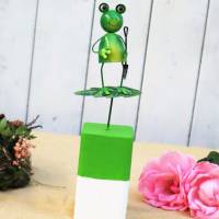 Frosch auf Holzsockel Dekofigur Gartendeko mit Schaufel Bild 1
