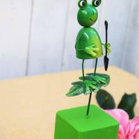 Frosch auf Holzsockel Dekofigur Gartendeko mit Schaufel Bild 5