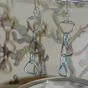 Bewegliche wunderschön und elegante Ohrhänger aus Silbernen und Blauen Dreiecken, Hellblauen Ovalen, 6x2 cm, 925 Sterlin Bild 3