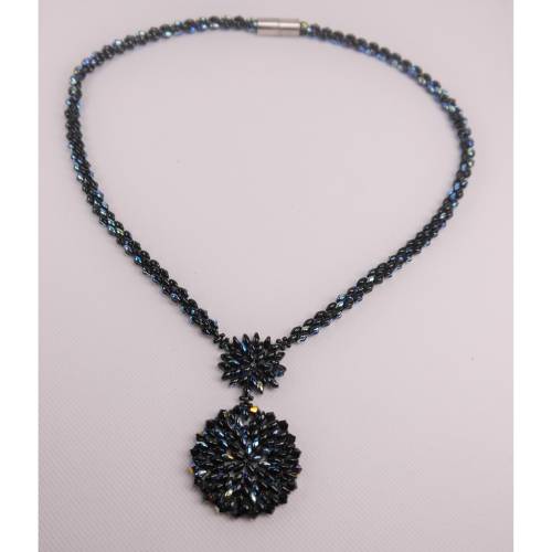 elegante schimmernde glitzernde Halskette mit Anhänger in dunkelblau
