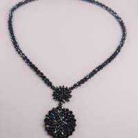 elegante schimmernde glitzernde Halskette mit Anhänger in dunkelblau Bild 1