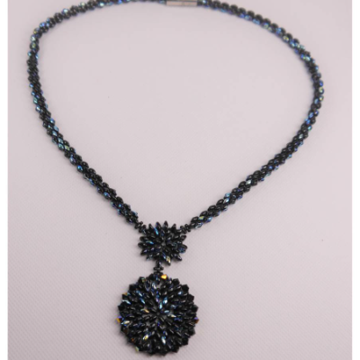 elegante schimmernde glitzernde Halskette mit Anhänger in dunkelblau