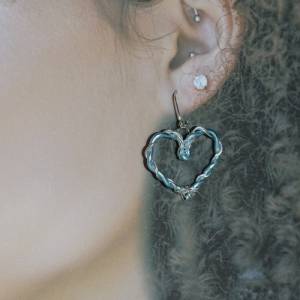 Verwobenes Herz - Handgefertigte Ohrringe in Blau und Silberdraht von Blumenmeer Drahtkunst Bild 1