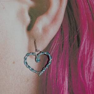 Verwobenes Herz - Handgefertigte Ohrringe in Blau und Silberdraht von Blumenmeer Drahtkunst Bild 2
