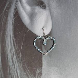 Verwobenes Herz - Handgefertigte Ohrringe in Blau und Silberdraht von Blumenmeer Drahtkunst Bild 3