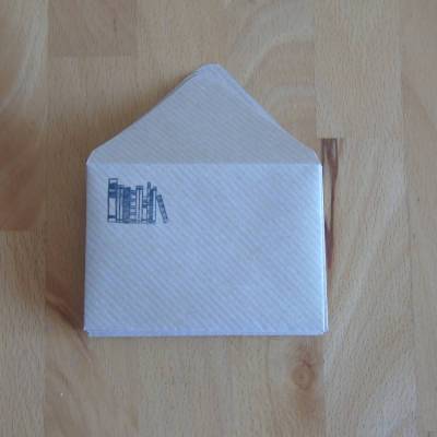 Kleine Briefumschläge mit Buchreihe-Stempel – Handgemachte Umschläge aus Kraftpapier & Skizzenpapier