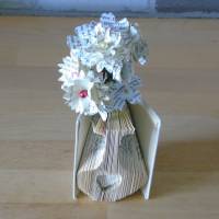 gefaltetes Buch - Minivase mit Papierblüten // Buchkunst // Papierblumen // Dekoration // besonderes Geschenk // Buchdek Bild 2