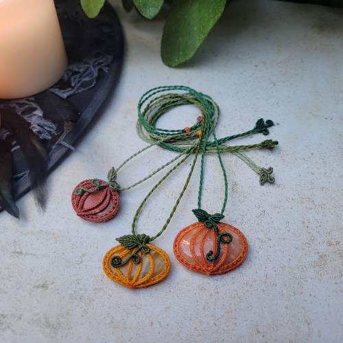Makramee-Halsketten "Kleiner Kürbis" mit verschiedenen Edelsteinen, Halloween Collier