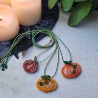 Makramee-Halsketten "Kleiner Kürbis" mit verschiedenen Edelsteinen, Halloween Collier Bild 2
