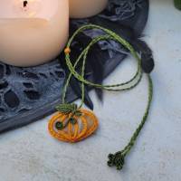 Makramee-Halsketten "Kleiner Kürbis" mit verschiedenen Edelsteinen, Halloween Collier Bild 4