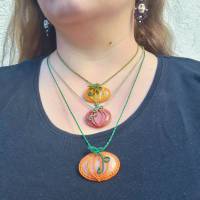Makramee-Halsketten "Kleiner Kürbis" mit verschiedenen Edelsteinen, Halloween Collier Bild 7