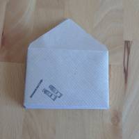 Kleine Briefumschläge mit Pinsel und Farbtuben: Bild 1