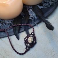 Makramee Armband "Totenschädel" mit Howlith Bild 1