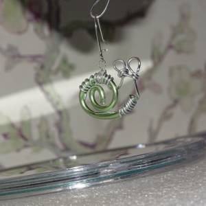 Steampunk Schnecken Ohrringe aus grünem und silbernem Draht von Blumenmeer Drahtkunst Bild 1