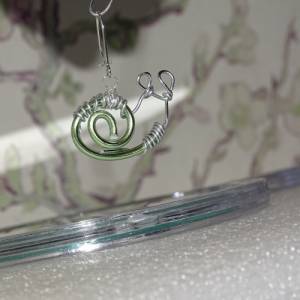 Steampunk Schnecken Ohrringe aus grünem und silbernem Draht von Blumenmeer Drahtkunst Bild 2