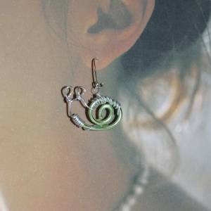Steampunk Schnecken Ohrringe aus grünem und silbernem Draht von Blumenmeer Drahtkunst Bild 3