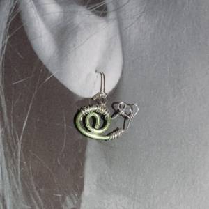 Steampunk Schnecken Ohrringe aus grünem und silbernem Draht von Blumenmeer Drahtkunst Bild 4
