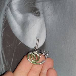 Steampunk Schnecken Ohrringe aus grünem und silbernem Draht von Blumenmeer Drahtkunst Bild 5