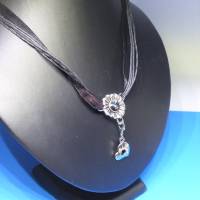 hübsche Halskette Blüte mit Kristall und Charm Herz mit Strass, silber, Organzaband schwarz, Karabiner Bild 1