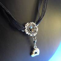 hübsche Halskette Blüte mit Kristall und Charm Herz mit Strass, silber, Organzaband schwarz, Karabiner Bild 2