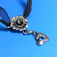 hübsche Halskette Blüte mit Kristall und Charm Herz mit Strass, silber, Organzaband schwarz, Karabiner Bild 3