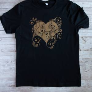 Damen T-Shirt mit Herz Motiv schwarzes Damen T-Shirt mit einem goldenen Herz Bild 1