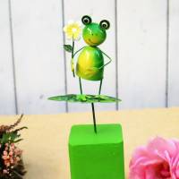 Frosch auf Holzsockel Dekofigur Gartendeko mit Blume Bild 1
