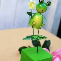 Frosch auf Holzsockel Dekofigur Gartendeko mit Blume Bild 2