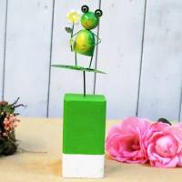 Frosch auf Holzsockel Dekofigur Gartendeko mit Blume Bild 5